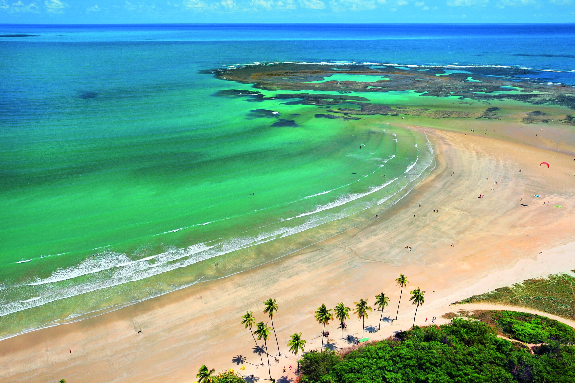 Franja de arena y mar de la playa de Maracaípe