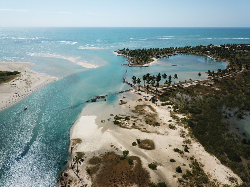 Franja de arena y mar de la playa de Pontal de Maracaípe