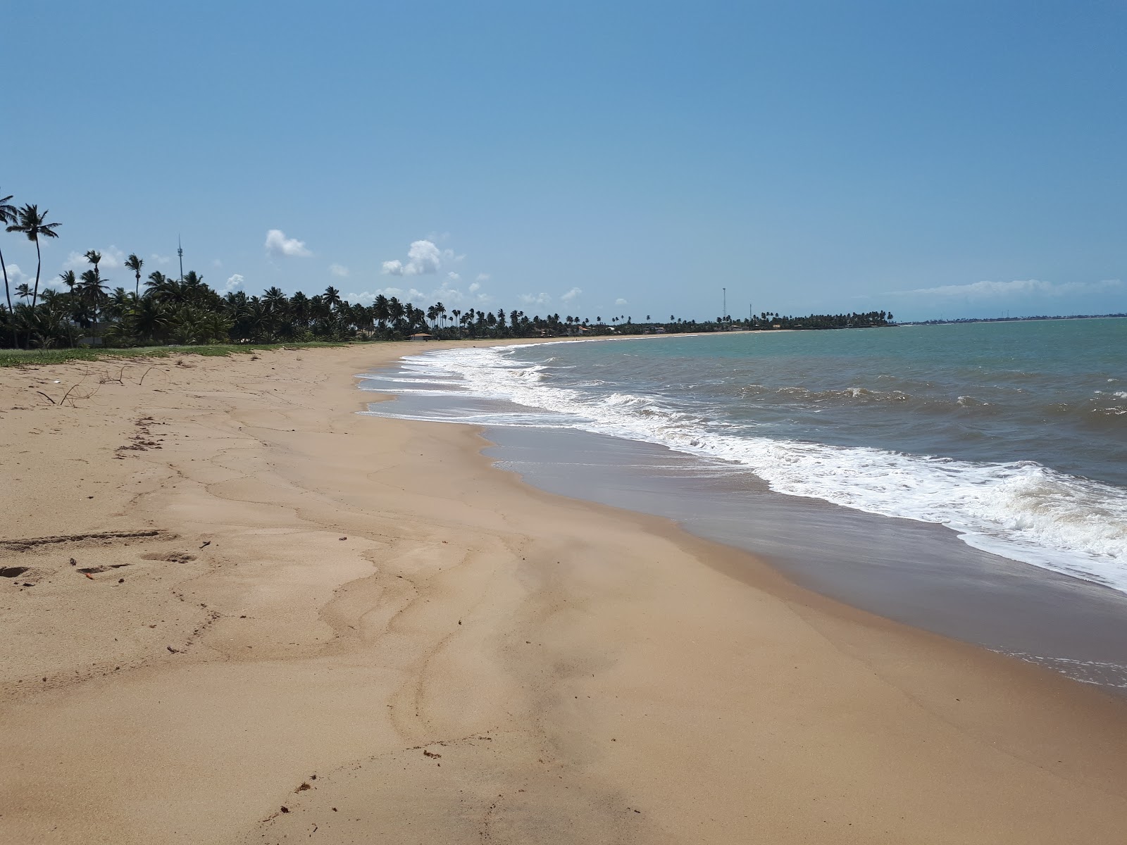 Franja de arena y mar de la playa de Toquinho